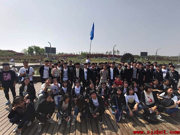 拓展提升素质，凝聚放飞梦想—学校全体师生户外拓展活动