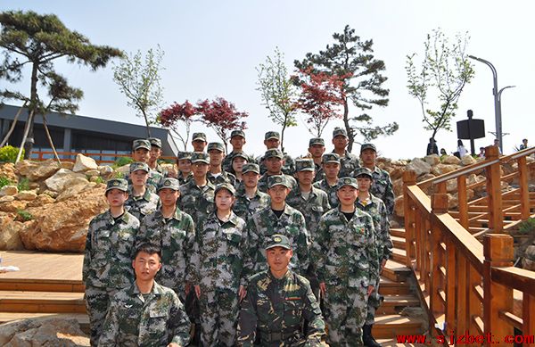 拓展提升素质，凝g放飞梦想—学校全体师生户外拓展活动