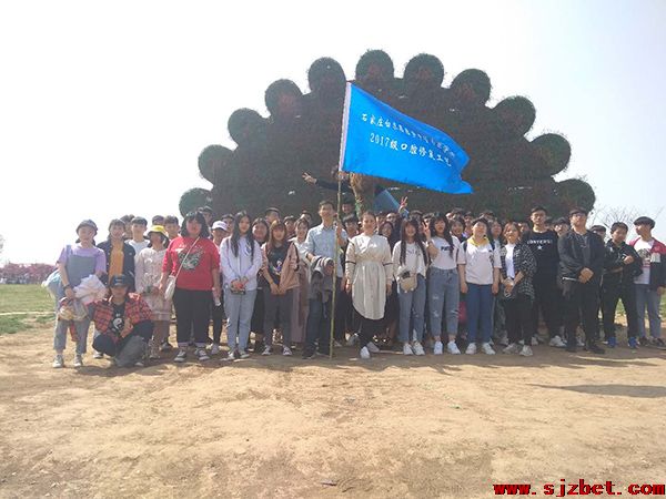 拓展提升素质，凝聚放飞梦想—学校全体师生z外拓展活动