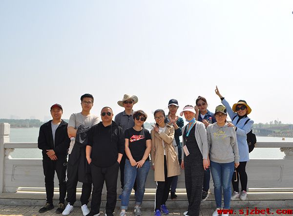 拓展提升素质，凝聚放飞梦想—学校t体师生户外拓展活动