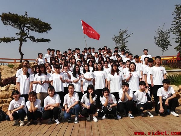 拓展提升素质，凝聚放飞梦想—学校全体师生户外拓展活动