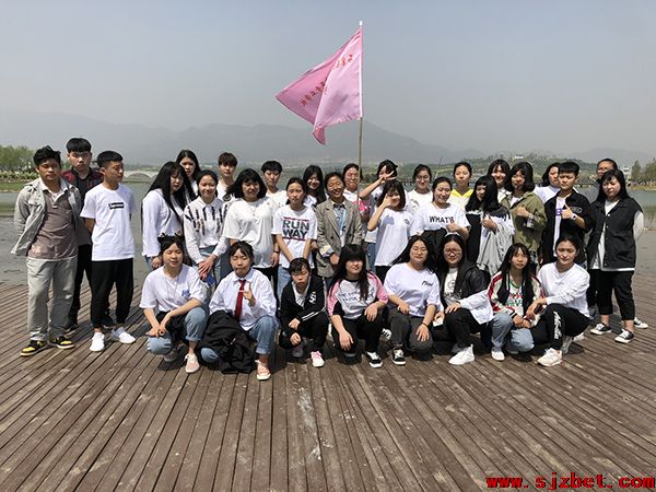 拓展提升素质，凝聚放飞梦想—学校全体师生户外拓展活动