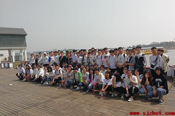 拓展提升素质，凝聚放飞梦想—学校全体师生户外拓展活动