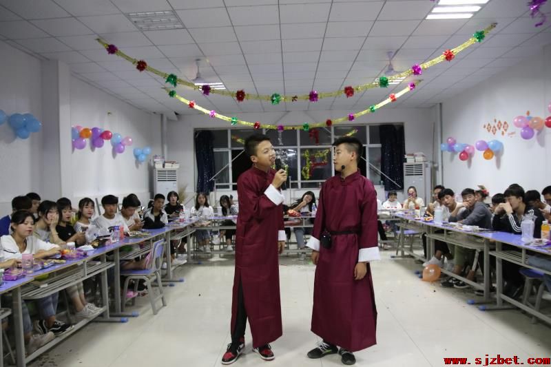 师生共聚首，浓情过中秋 —— 学校师生共度中秋佳节