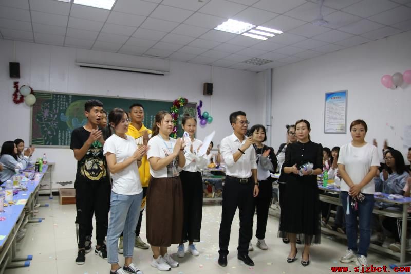师生共聚首，浓情过中秋 —— 学校师生共度中秋佳节