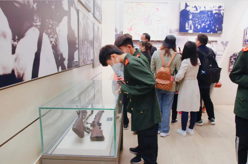 石家庄白求恩医学中等专业学校西柏坡参观学习05.png