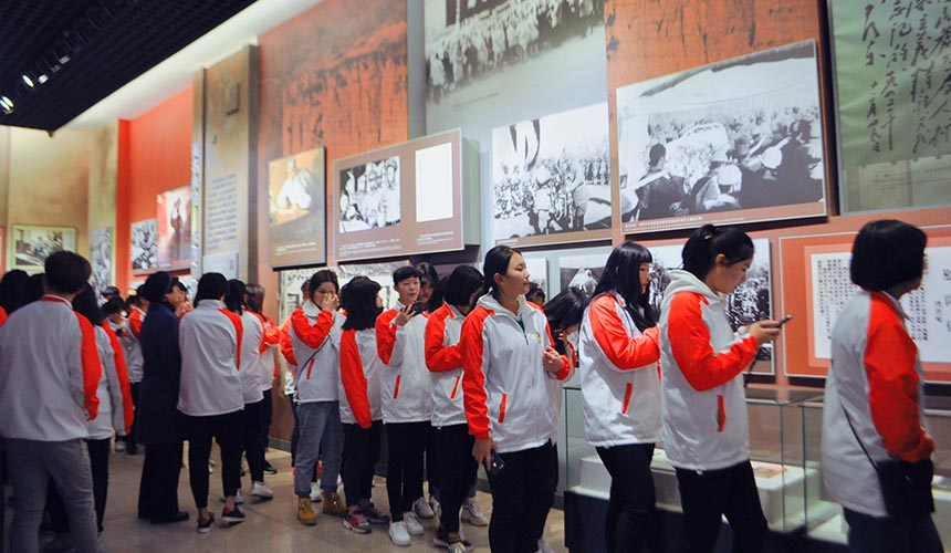 ;家庄白求恩医学院校服.jpg