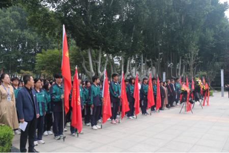 石家庄白求恩医学院组织2025级新生在华北军区烈士陵园开展纪念活动