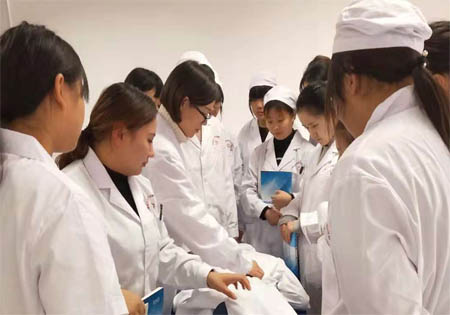 1781678529767221.jpg 石家庄白求恩医学院的实际操作课堂护理基础.jpg