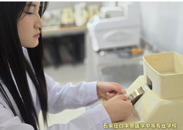 1782188236186258.jpg 石家庄白求恩医学中等转专业学校眼视光配镜专业实训.jpg